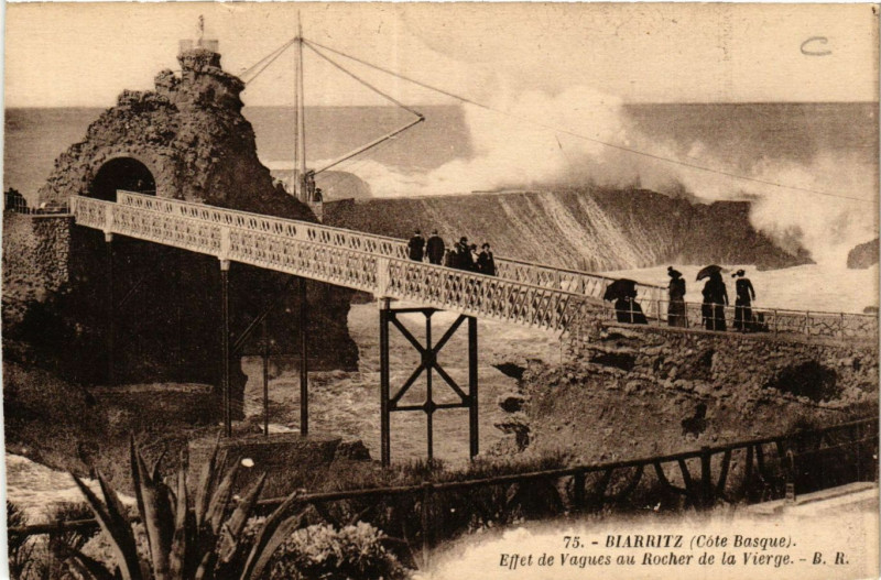 Carte postale ancienne Biarritz Effet de Vagues au Rocher de la Vierge à Biarritz