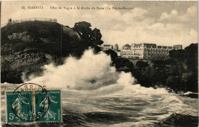 Carte postale ancienne Biarritz Effet de Vague a la Rocher du Basta à Biarritz
