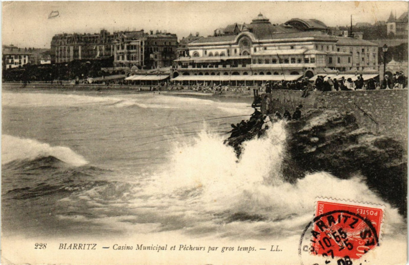 Carte postale ancienne Biarritz Casino Municipal et Pecheurs par gros temps à Biarritz