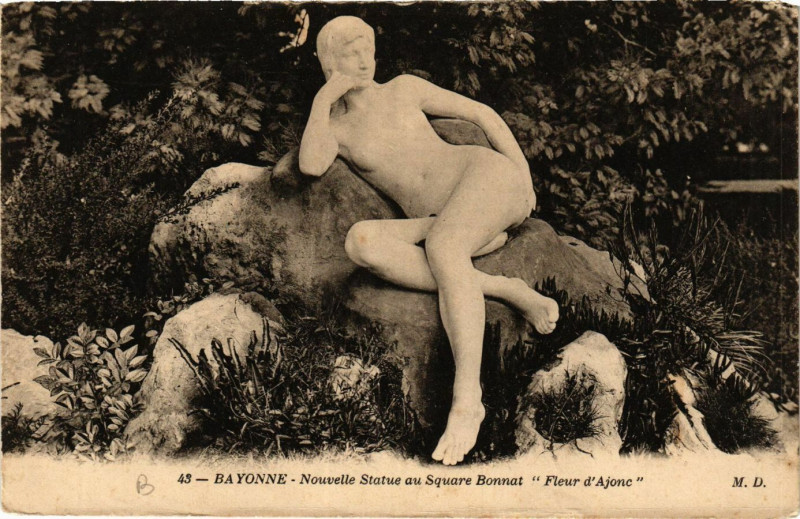 Carte postale ancienne Bayonne Nouvelle Statue au Square Bonnat â€žFleur d'Ajoncâ€� à Bayonne