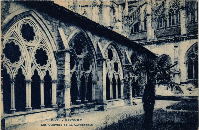 Carte postale ancienne Bayonne Les Cloitres de la Cathedrale à Bayonne