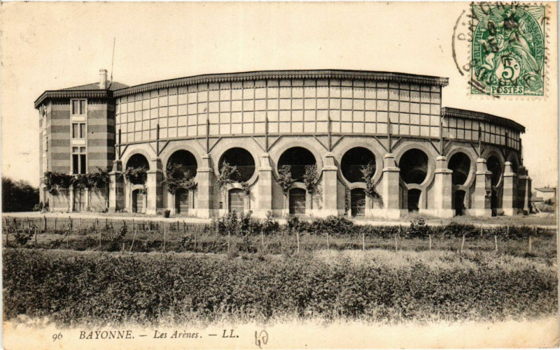 Carte postale ancienne Bayonne Les Arenes à Bayonne