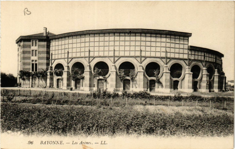 Carte postale ancienne Bayonne Les Arenes à Bayonne