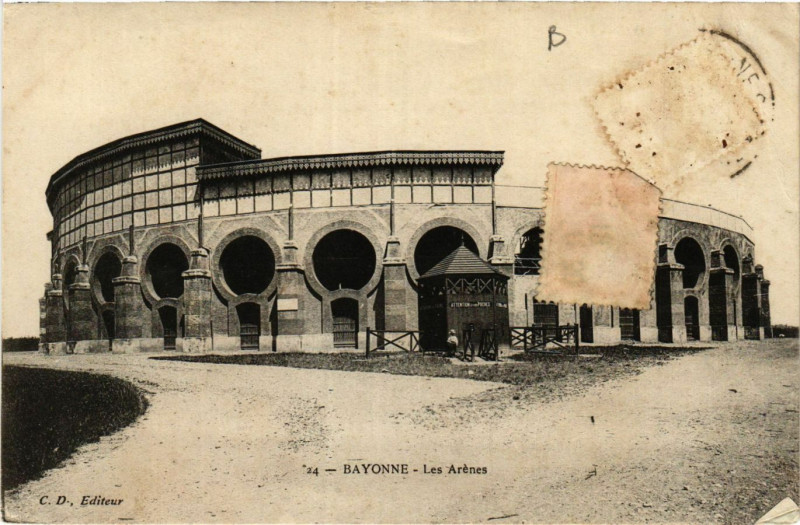Carte postale ancienne Bayonne Les Arenes à Bayonne