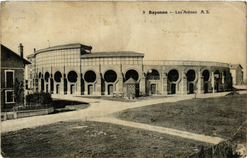 Carte postale ancienne Bayonne Les Arenes à Bayonne