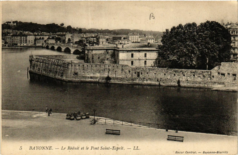 Carte postale ancienne Bayonne Le Reduit et le Pont Saint-Esprit à Bayonne