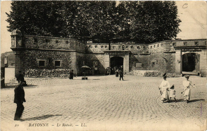 Carte postale ancienne Bayonne Le Reduit à Bayonne