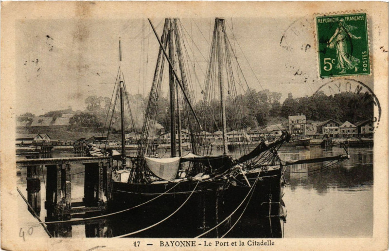 Carte postale ancienne Bayonne Le Port et la Citadelle à Bayonne