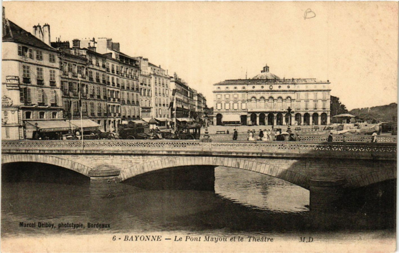 Carte postale ancienne Bayonne Le Pont Mayou et le Theatre à Bayonne