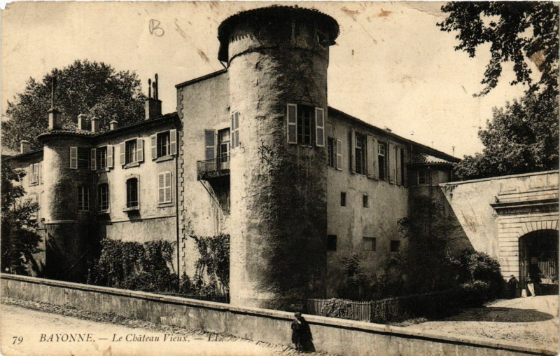 Carte postale ancienne Bayonne Le Chateau Vieux à Bayonne
