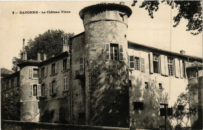 Carte postale ancienne Bayonne Le Chateau Vieux à Bayonne