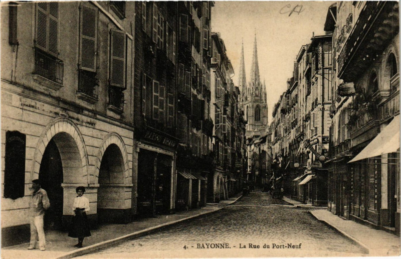 Carte postale ancienne Bayonne La Rue Port Neuf à Bayonne
