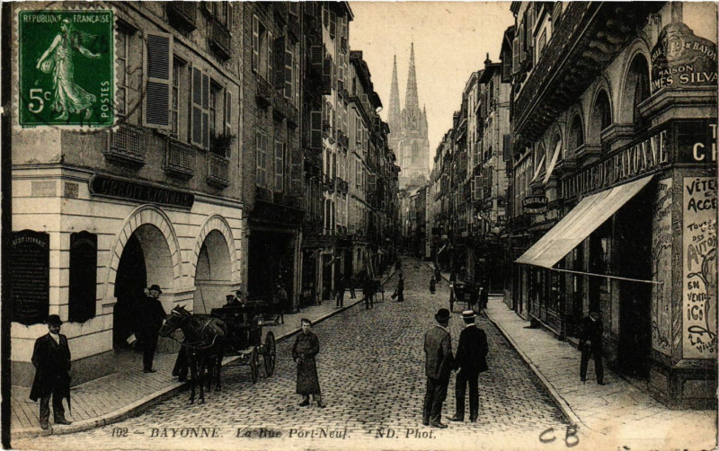 Carte postale ancienne Bayonne La Rue Port Neuf à Bayonne