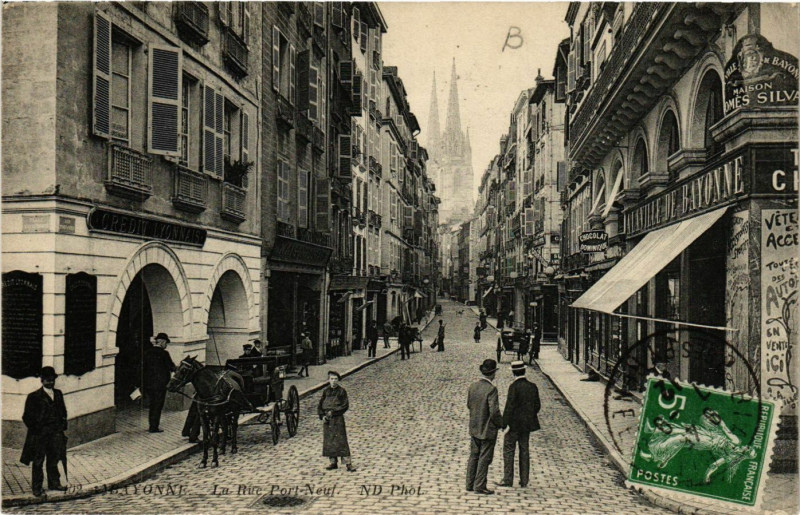 Carte postale ancienne Bayonne La Rue Port Neuf à Bayonne