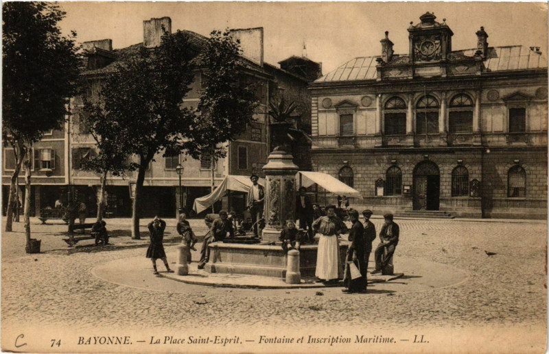 Carte postale ancienne Bayonne La Place Saint-Esprit-Fontaine et Inscription Maritime à Bayonne