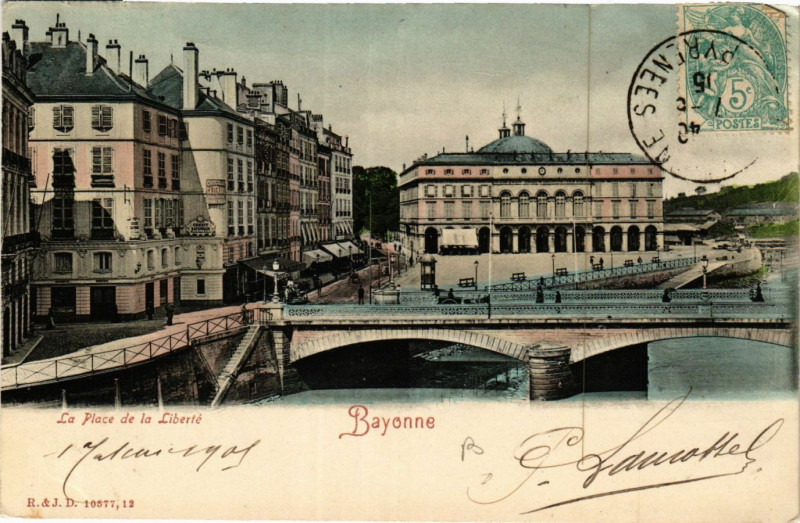 Carte postale ancienne Bayonne La Place de la Liberte à Bayonne