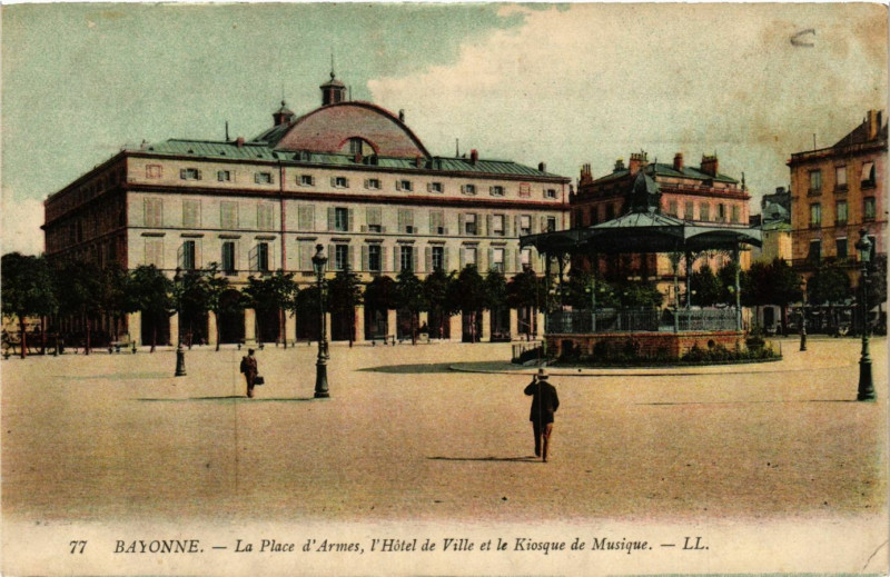Carte postale ancienne Bayonne La Place d'Armes-Hotel de Ville et le Kiosque de Musique à Bayonne