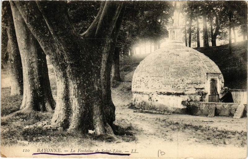 Carte postale ancienne Bayonne La Fontaine de Saint-Leon à Bayonne