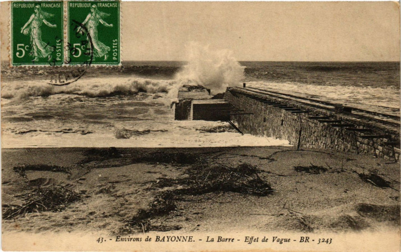 Carte postale ancienne Bayonne La Barre-Effet de Vague à Bayonne