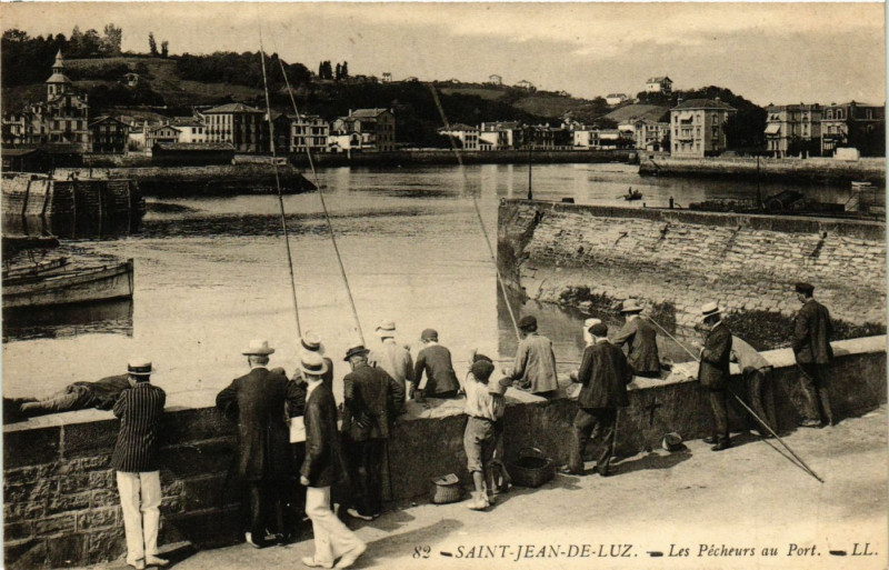 Carte postale ancienne Saint-Jean-de-Luz - Les Pecheurs au Port à Saint-Jean-de-Luz