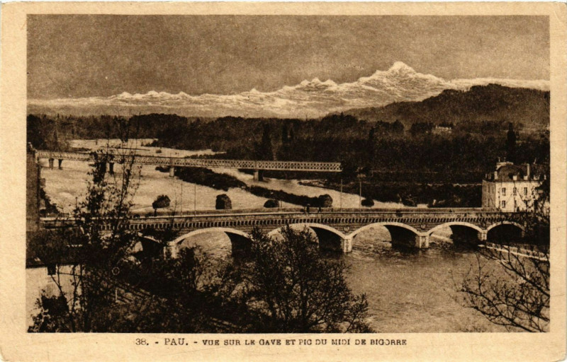Carte postale ancienne Pau - Vue sur le Gave et Pic du Midi Bigorre à Pau