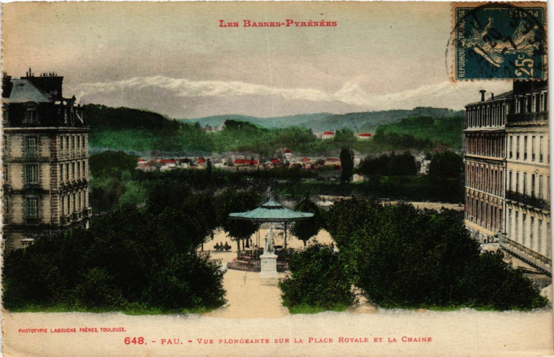 Carte postale ancienne Pau - Vue plongeante sur la Place Royale à Pau
