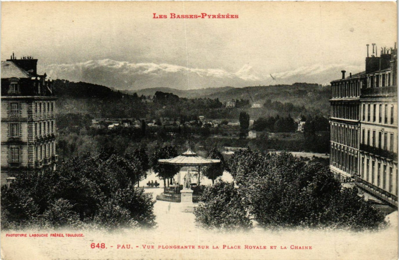 Carte postale ancienne Pau - Vue plongeante sur la Place Royale à Pau
