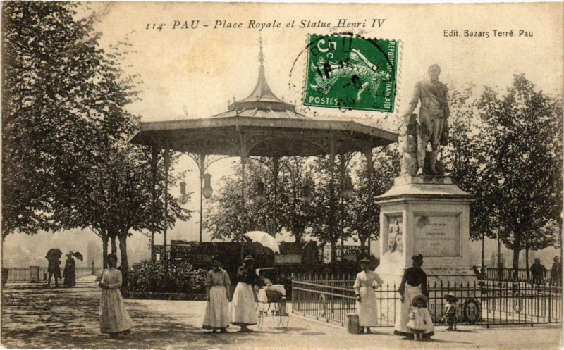 Carte postale ancienne Pau - Place Royale et Statue Henri Iv à Pau