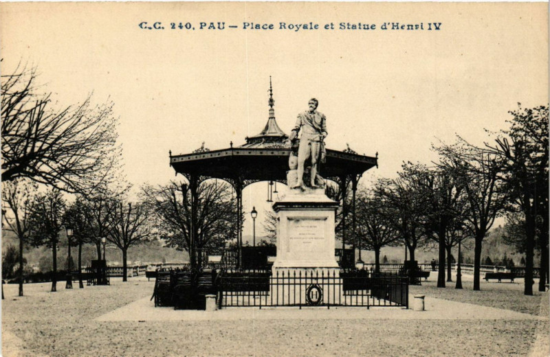 Carte postale ancienne Pau - Place Royale à Pau