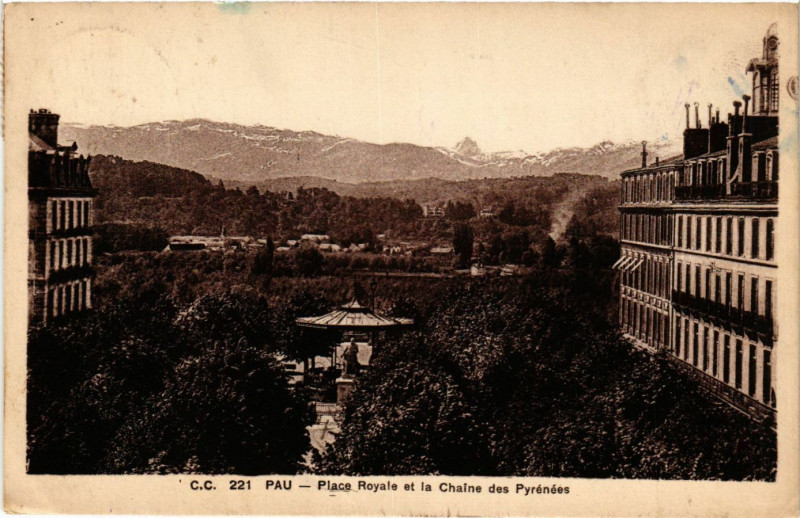 Carte postale ancienne Pau - Place Royale à Pau