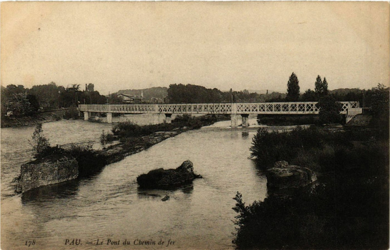 Carte postale ancienne Pau - Le Pont du Chemin à Pau