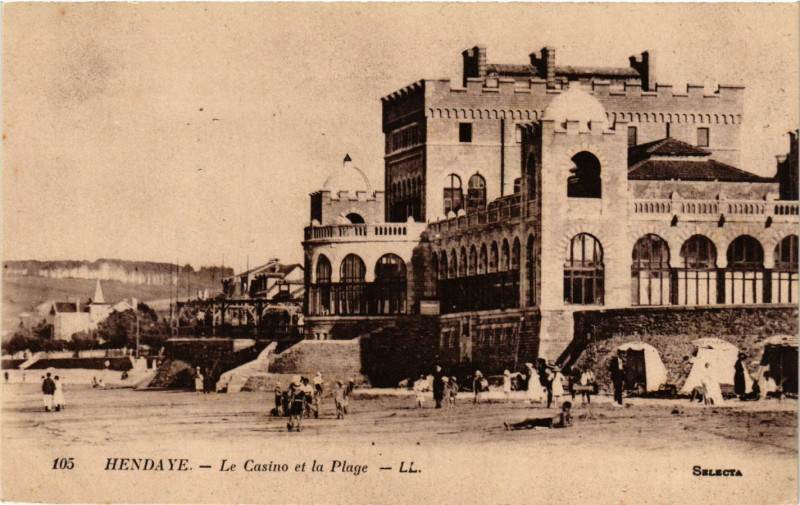 Carte postale ancienne Hendaye - Le Casino et la Plage à Hendaye