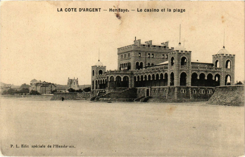 Carte postale ancienne Hendaye - Le Casino et la Plage à Hendaye