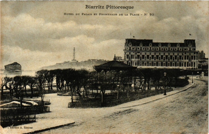 Carte postale ancienne Biarritz Pittoresque - Hotel du Palais et Promenade de la Plage à Biarritz