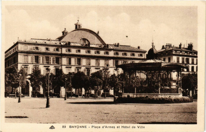 Carte postale ancienne Bayonne - Place d'Armes et Hotel de Ville à Bayonne