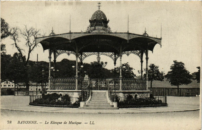 Carte postale ancienne Bayonne - Le Kiosque de Musique à Bayonne