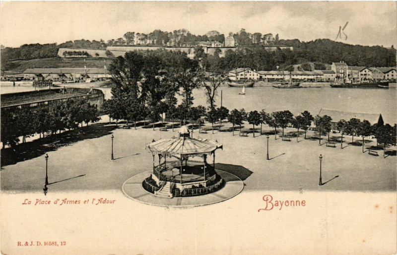 Carte postale ancienne Bayonne - La Place d'Armes à Bayonne