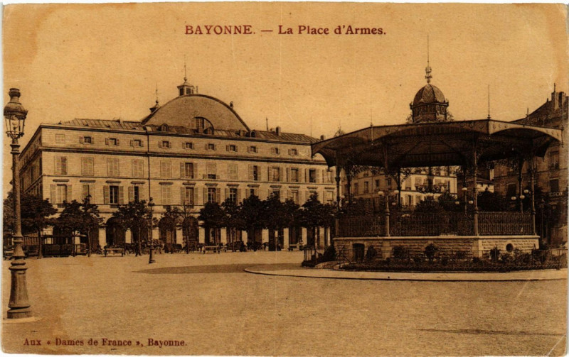 Carte postale ancienne Bayonne - La Place d'Armes à Bayonne