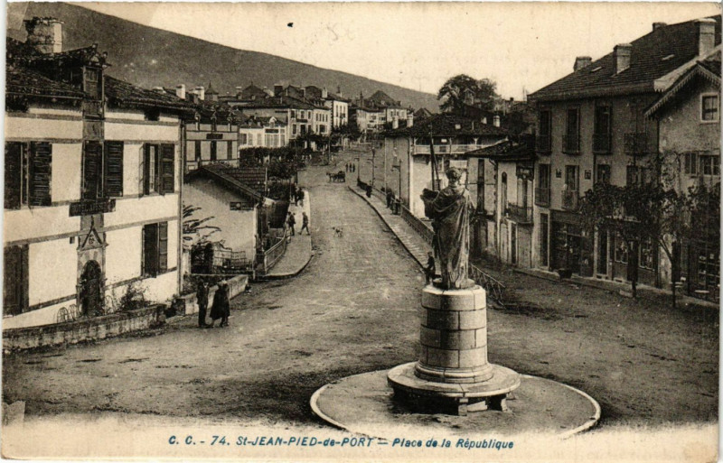 Carte postale ancienne Saint-Jean-Pied-de-Port - Place de la republique à Saint-Jean-Pied-de-Port