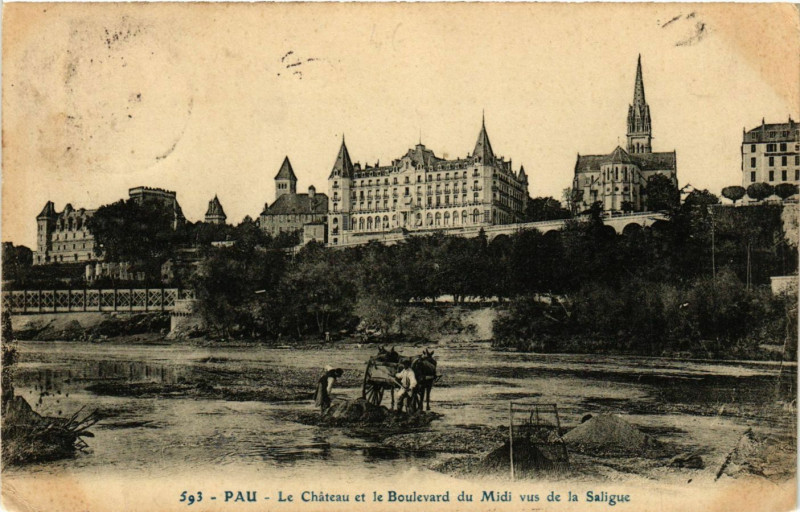 Carte postale ancienne Pau - Le Chateau et le Boulevard du Midi à Pau