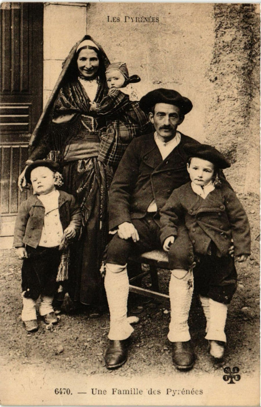 Carte postale ancienne Les Pyrenées - Une Famille des Pyrenées