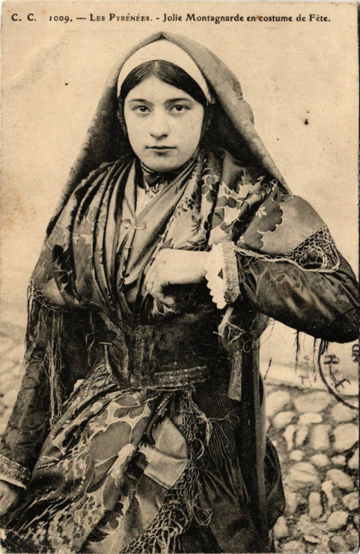 Carte postale ancienne Les Pyrenées - Jolie Montagnarde en costume de Fete à Mont