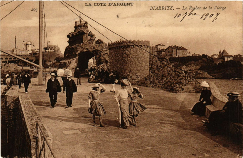 Carte postale ancienne Biarritz - Le Rocher de la Vierge à Biarritz