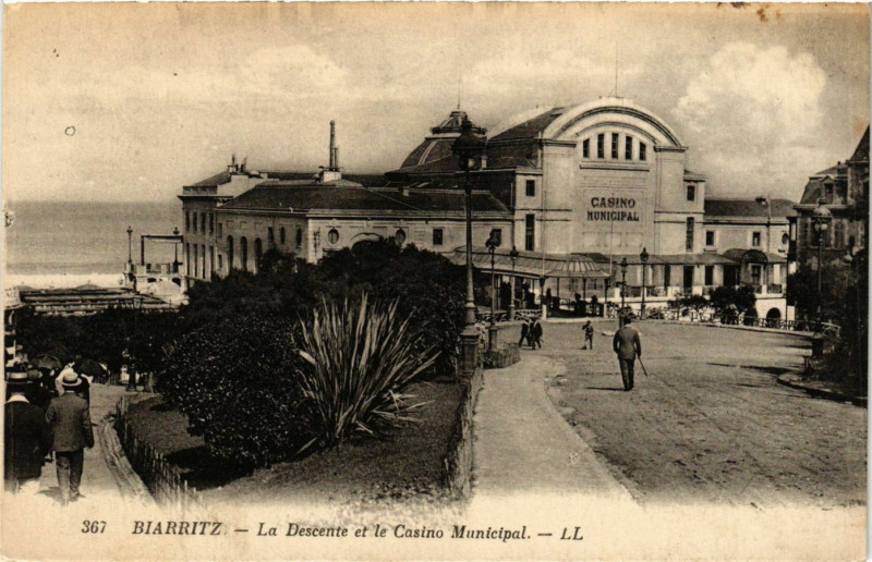 Carte postale ancienne Biarritz - La Descente et le Casino Municipal à Biarritz