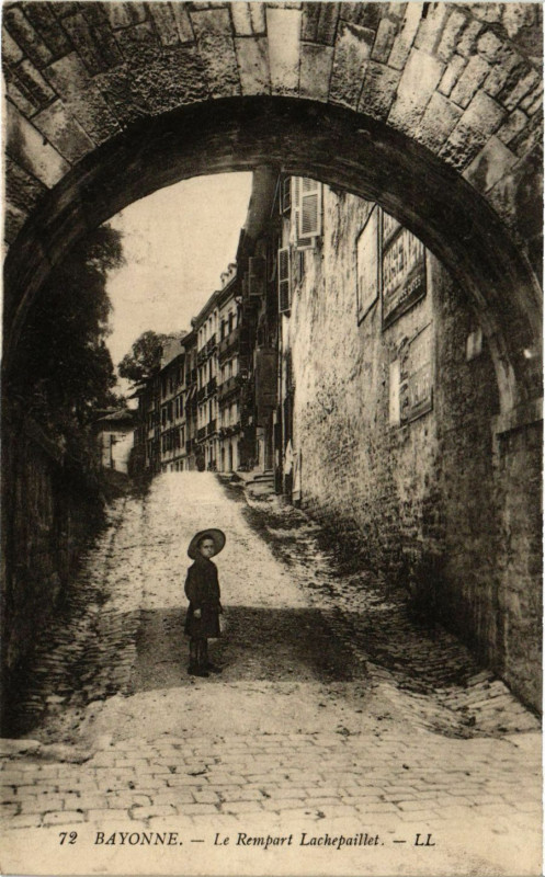 Carte postale ancienne Bayonne - Le Rempart Lachepaillet à Bayonne