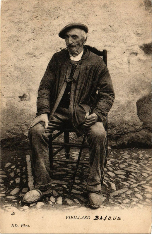 Carte postale ancienne Vieillard - Basque