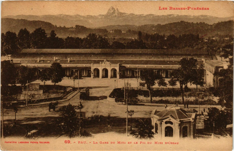 Carte postale ancienne La Gare du Midi et le Pic du Midi d'Ossau à Pau