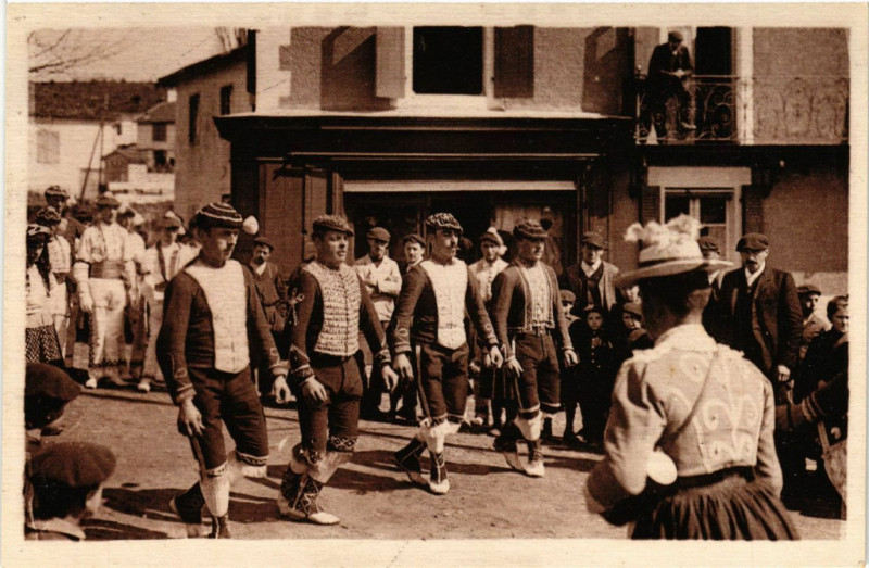 Carte postale ancienne Types Basques - Les Souletins dansant la Gavotte