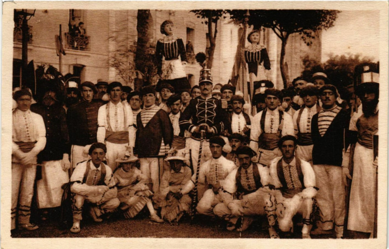 Carte postale ancienne Types Basques - Danseurs et Figumants des Fetes Basques