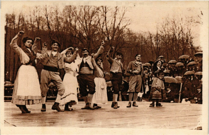 Carte postale ancienne Types Basques - Danseurs et DANCEuses LUZiene